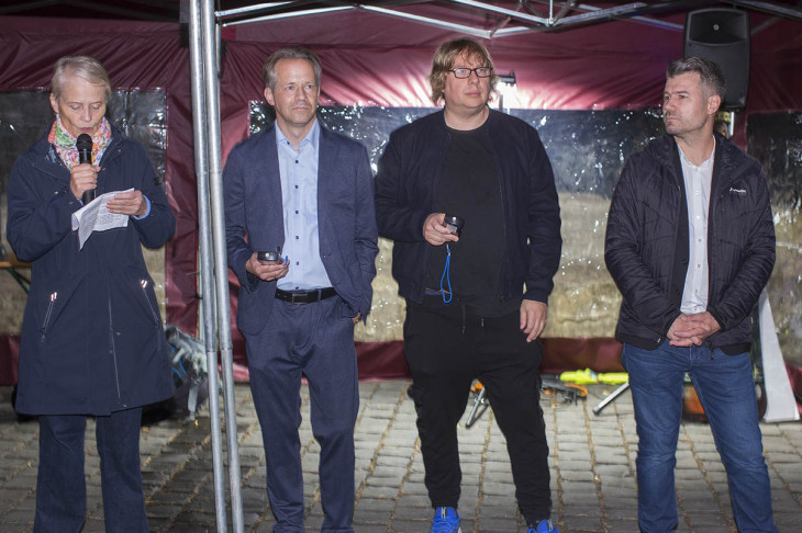 Die Erste Kreisbeigeordnete Gabriele Wieland begr��t und dankt den Initiatoren. 