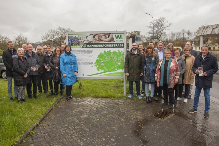 Gemeinsam wurde die Panoramastrae wieder erffnet. 