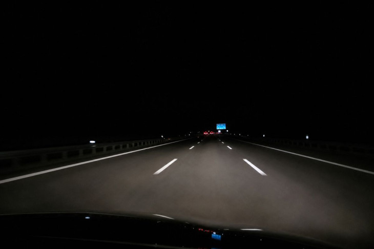 Nachtfahrten sicher planen: ACV gibt Tipps gegen Müdigkeit am Steuer