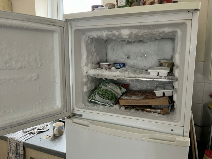 Energie und bares Geld sparen: Wie taut man Gefrierfach oder Gefriertruhe richtig ab?