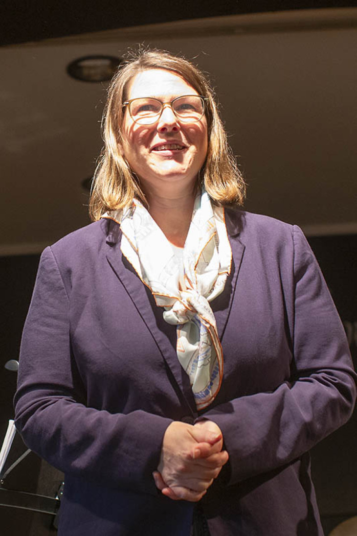 Katharina Ro�bach begr��t.