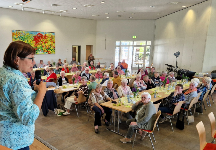 Kr�uterwissen und Unterhaltung bei der Seniorenakademie Horhausen