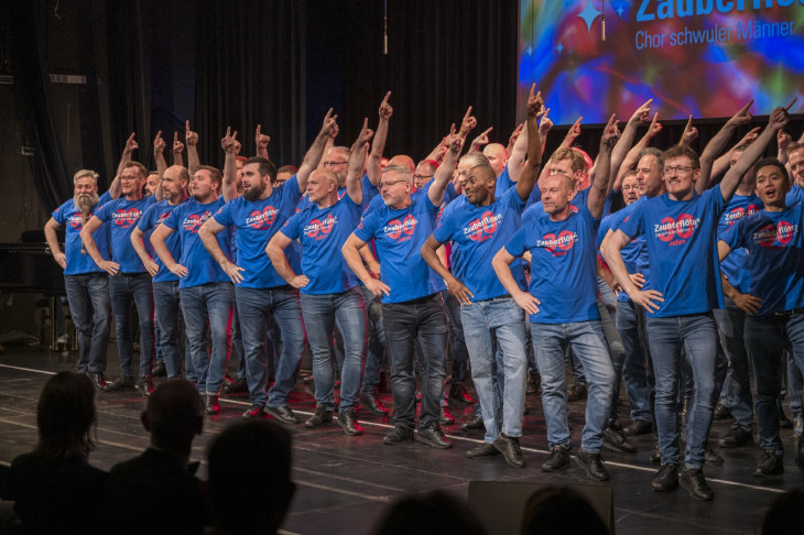 Zauberfl�ten-Chor schwuler M�nner aus K�ln gastiert in Altenkirchen
