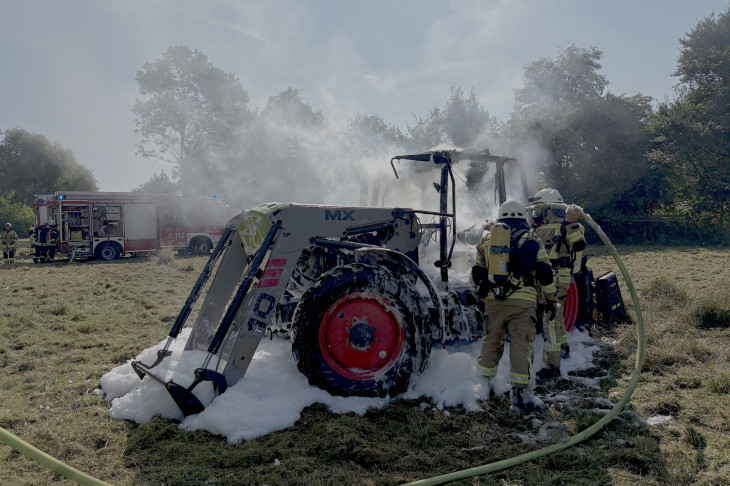 Traktorbrand bei Buchholz-Wallau: Atemschutztrupps wurden eingesetzt