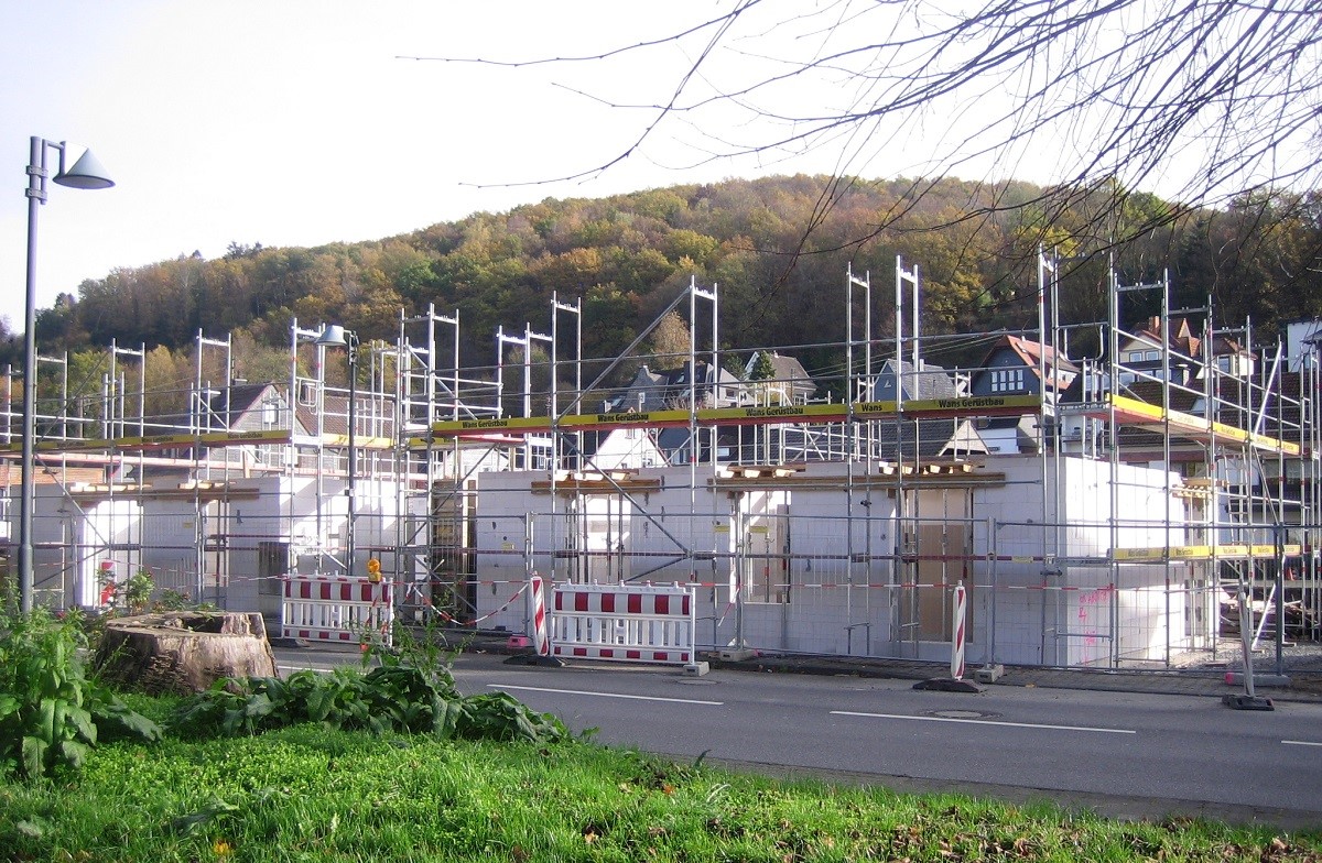 An der Einmndung Konrad-Adenauer-Strae/Siegener Strae in Niederfischbach entsteht zurzeit neuer Wohnraum. (Fotos: privat)