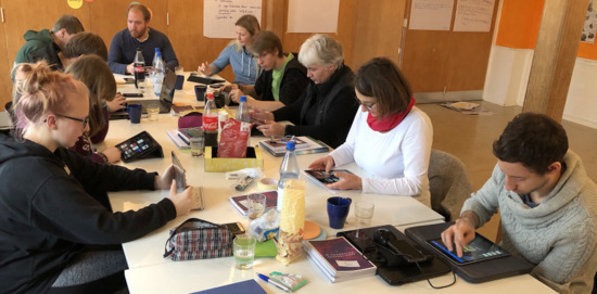 Beim Juleica-Aufbaukurs erfuhren die Ehrenamtlichen aus der Kinder- und Jugendarbeit des Evangelischen Kirchenkreises Altenkirchen viel ber die erzieherischen Herausforderungen digitaler Medien und lernten Apps fr die medienpdagogische Arbeit kennen. (Foto: Jugendreferat/Evangelischer Kirchenkreis Altenkirchen)