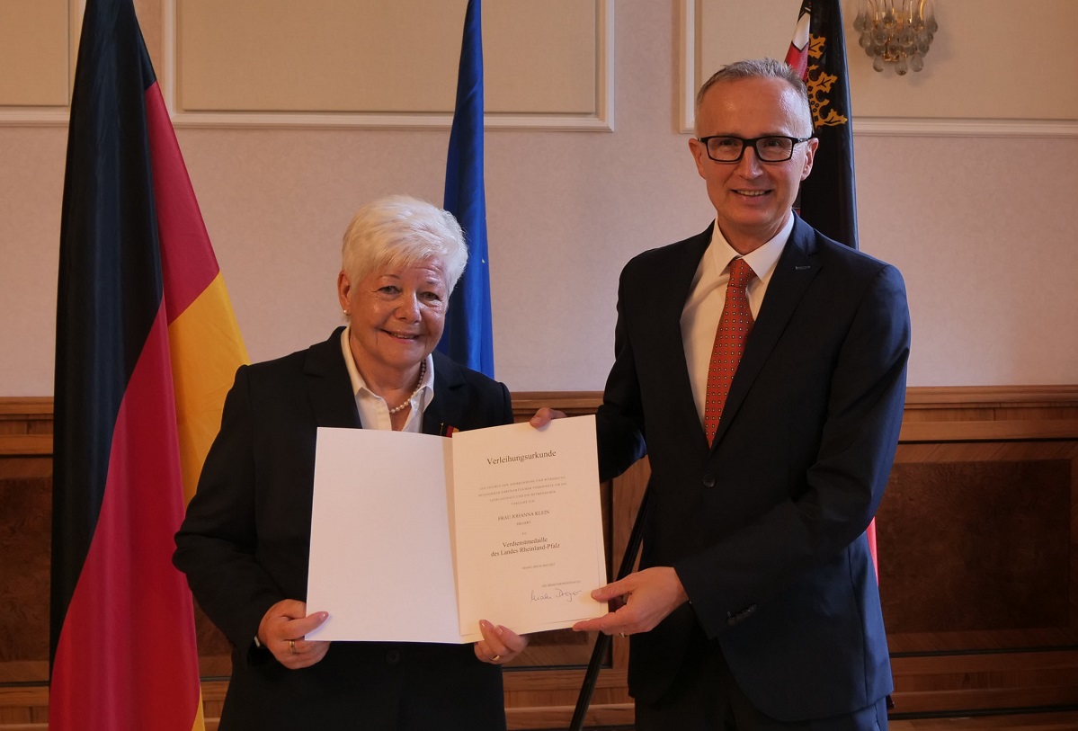 SGD-Nord-Vizeprsident Prof. Dr. Martin Kaschny wrdigt das ehrenamtliche Engagement von Johanna Klein aus Hilgert. (Foto: SGD Nord)
