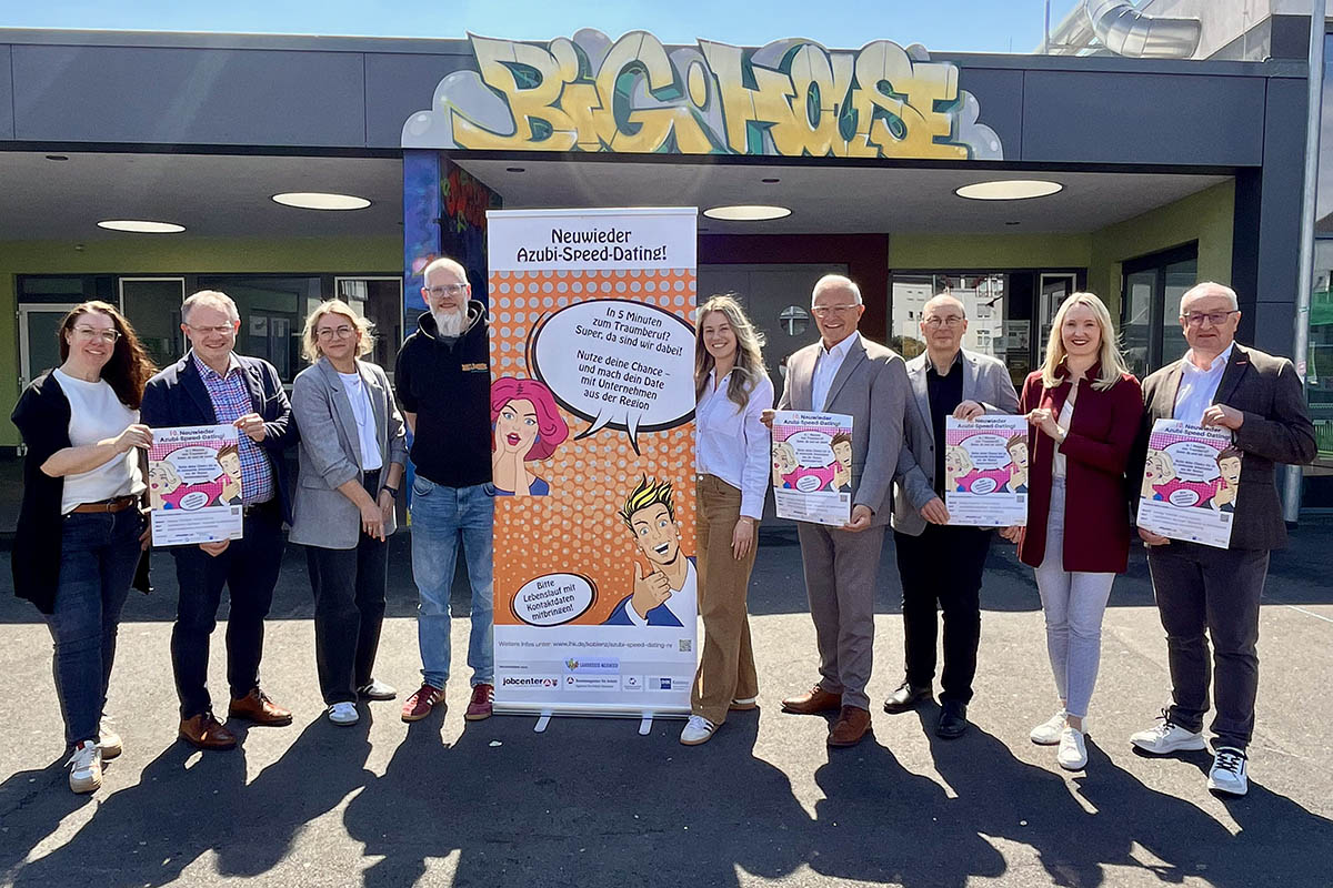 Auch die beiden Schirmherren, Landrat Achim Hallerbach und Oberb�rgermeister Jan Einig, freuen sich unter anderem mit IHK-Regionalgesch�ftsf�hrerin Kristina Kutting und dem Gesch�ftsstellenleiter der Kreishandwerkerschaft Neuwied, Matthias Damen, auf das Azubi-Speed-Dating am 15. September. Foto: Martin Boden / Kreisverwaltung Neuwied 
