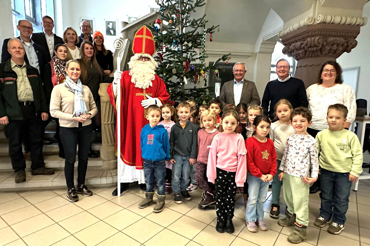 Kinder schmcken Weihnachtsbaum im Neuwieder Kreishaus