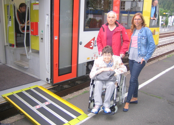 Bei der Hessischen Landesbahn haben Fahrgste mit eingeschrnkter Mobilitt in Betzdorf leichten Einstieg, eine Rampe hilft. Bei Zgen der Deutschen Bahn sind Rollstuhlfahrer sich selbst berlassen. Sabine Btzing-Lichtenthler, MdL (rechts) lie sich von Hermann Reeh und seiner Frau Inge informieren. (Foto: privat)