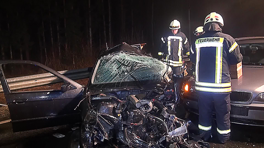 B 49: Schwerer Verkehrsunfall mit fnf Fahrzeugen