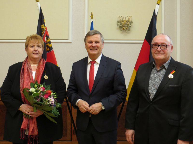 Der Prsident der SGD Nord, Dr. Ulrich Kleemann (Mitte), berreichte Waltraud Schmaus aus Leubsdorf und Erhard Schneider aus Obererbach die Verdienstmedaille des Landes. Foto: SGD Nord