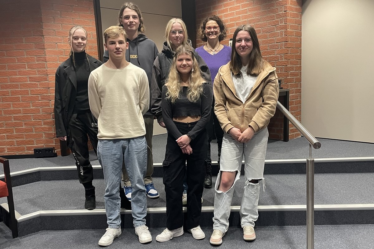 Vorne v.l.: Vorsitzender Dominik Heidrich, zweite stellvertretende Vorsitzende Giulia Purschke und stellvertretende Vorsitzende Pia Orthey. Hinten v.l.: Birte Wei, Anton Orthey, Mika Wisser und Brgermeisterin Gabriele Greis. (Foto: