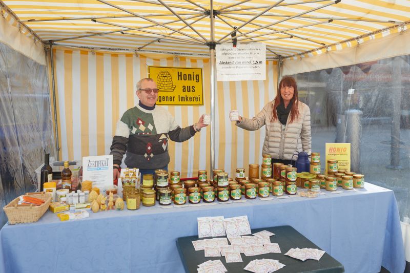 Karin Maas vom Brgerverein Montabaur und Imker Bernd Schwenzfeier freuen sich ber die spontane Frhlingsaktion auf dem Wochenmarkt Foto: Stadt Montabaur, Olaf Nitz