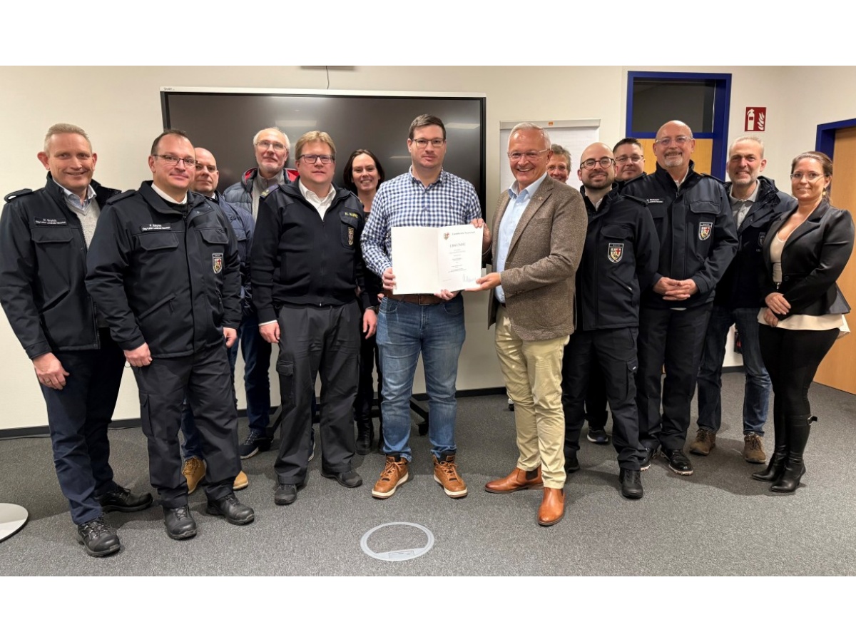 Von Landrat Achim Hallerbach wurde Dennis Enders in der Runde der Kollegen Organisationsleiter und Leitende Not�rzte und in Gegenwart von BKI Holger Kurz als neuer ehrenamtlicher Organisationsleiter vereidigt. (Foto: Volker Lemgen / Brand- und Katastrophenschutz Landkreis Neuwied)