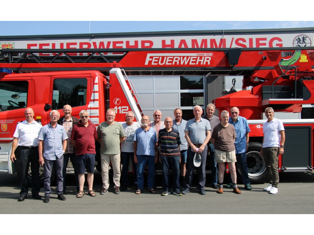 Wehrleiter Alexander Mller, Erwin Krmer, Uli Ebert, Ralf Voigt, Peter Brenner, Hartmut Schmidtke, Klaus Schumacher, Dieter Galow, Siegfried Seelbach, Jrgen Solbach, Horst Krauskopf, Karl-Ulrich Paul, Hans-Dietmar Ludwig, Wolfgang Baier und Brgermeister Dietmar Henrich, es fehlt auf dem Foto Rdiger Krah (Fotos Jana Richartz)