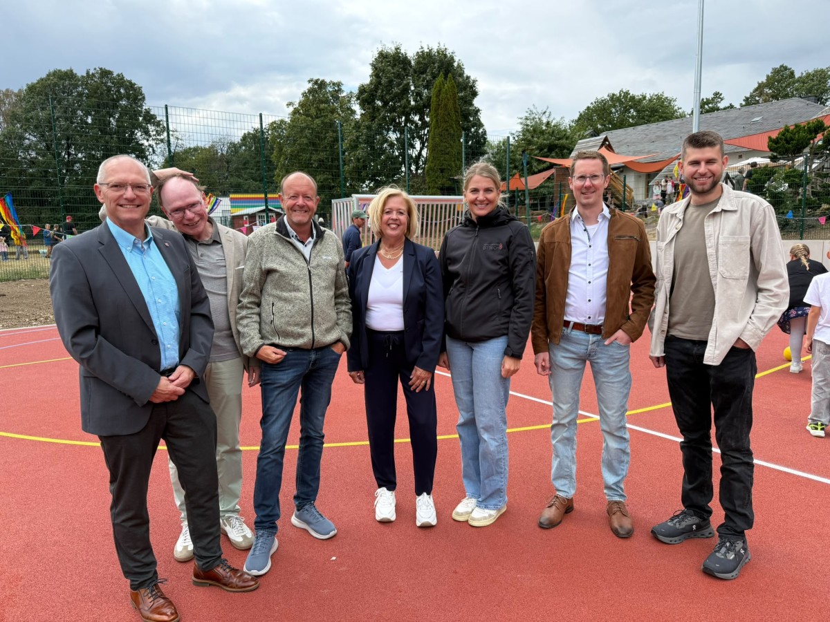 Feierliche Er�ffnung der Multifunktionsfl�che in Breitscheid (Fotos: Michael St�ber)