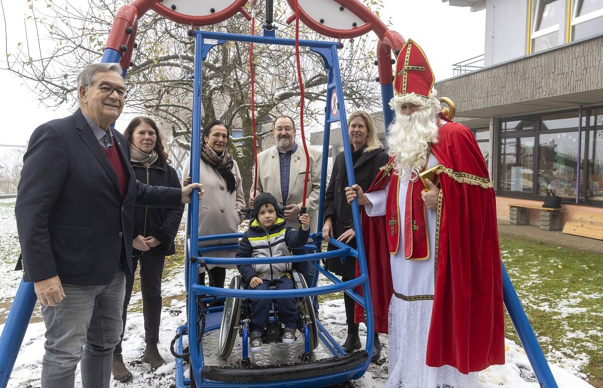 Von links: Edelbert Schilling (Vorsitzender Lions Frderverein e.V.), Britta Schmidt (KiTa-Leitung), Katja Hillert (Activity-Beauftragte), Rolf Koch (1. Vorsitzender der Lebenshilfe Westerwald e.V.), Doris Kohlhas (PR-Beauftragte), Nikolaus (Foto: Rder-Moldenhauer)