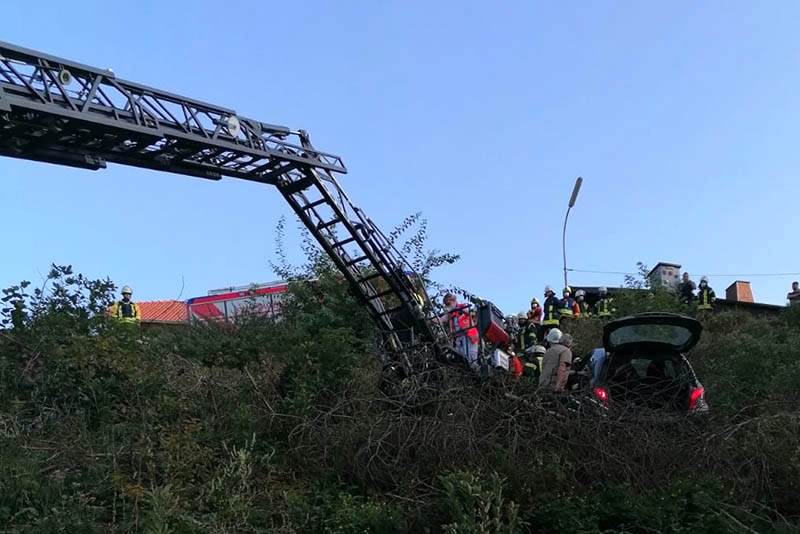 Feuerwehren retten gehbehinderten PKW-Fahrer aus misslicher Lage