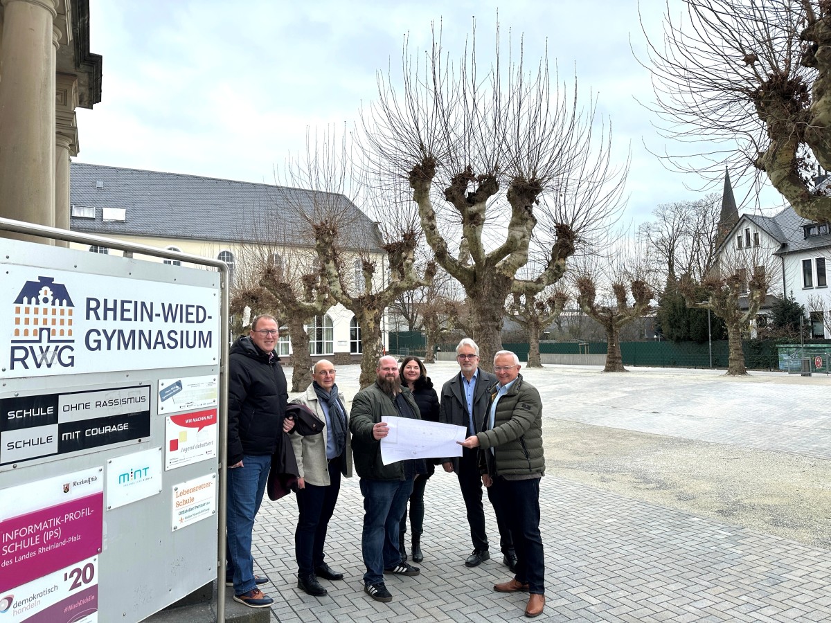 Landrat Achim Hallerbach, der 1. Kreisbeigeordnete Phillip Rasbach und Martin Wagner vom Kreis-Immobilienmanagement machten sich gemeinsam mit Schulleiter Helmut Zender und der stellvertretenden Schulleiterin Christine Hahn ein Bild von der klimafreundlichen Umwandlung des RWG-Schulhofs (Foto: Thomas Herschbach)