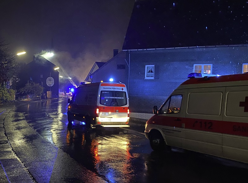 In dem Haus brach ein Feuer aus. (Fotos: Verbandsgemeindefeuerwehr Daaden-Herdorf)