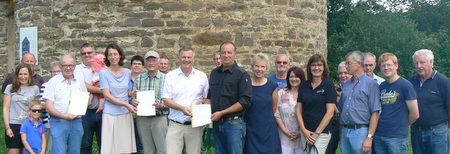 Gute Laune bei der bergabe der Frderbescheide, unter anderem beim Ersten Beigeordneten der Verbandsgemeinde Flammersfeld, Rolf Schmidt-Markoski (2. v. l.), Isabella Frstin zu Wied (Vorsitzende Naturpark Rhein-Westerwald (3. v. l.) und SGD Nord Prsident Dr. Ulrich Kleemann (5. v. l.). (Foto: SGD Nord)