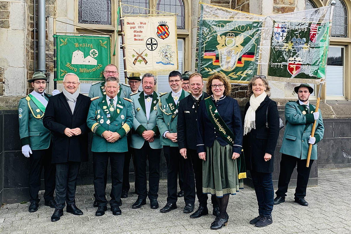 Vertreter der drei Bezirksbruderschaften im Landkreis Neuwied, die 1. Bundesknigin Andrea Reiprich und ihr Prinzgemahl Thomas Herschbach sowie Landrat Achim Hallerbach und Ortsbrgermeisterin Carmen Boden waren beim Bruderschafts-Tag in Hausen/Wied vor Ort. Foto: Viktor Schicker