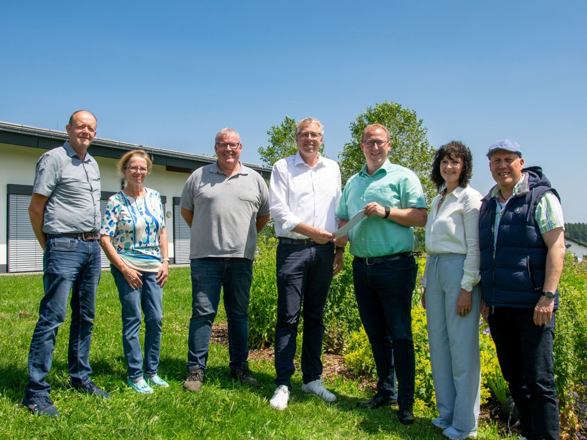 Luteten das Dorferneuerungsprogramm in Oberraden ein (v.l.n.r.) Diethelm Stein, Bauamtsleiter der Verbandsgemeindeverwaltung Rengsdorf-Waldbreitbach, weitere Vertreter der Ortsgemeinde Oberraden, Achim Braasch; Brgermeister der Ortsgemeinde Oberraden, Philipp Rasbach, Erster Kreisbeigeordneter, Kreisverwaltung Neuwied, Margit Rdder-Rasbach, Dorferneuerungsbeauftragte des Landkreises Neuwied und Reinhardt Paulus, Dorferneuerungsbeauftragter der ADD Trier. Foto: Lilian Warnke / Kreisverwaltung Neuwied
