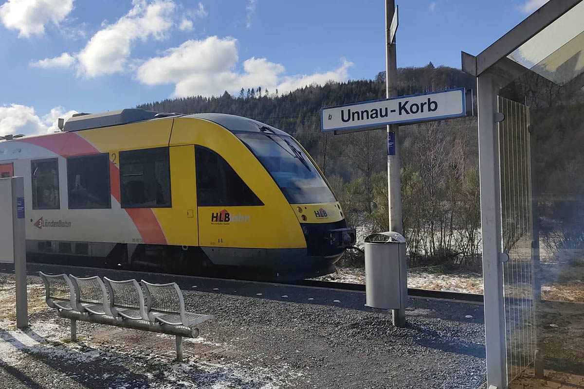 Heutige Haltestelle der Bahn; Unnau-Korb. Fotos: Reinhard Panthel