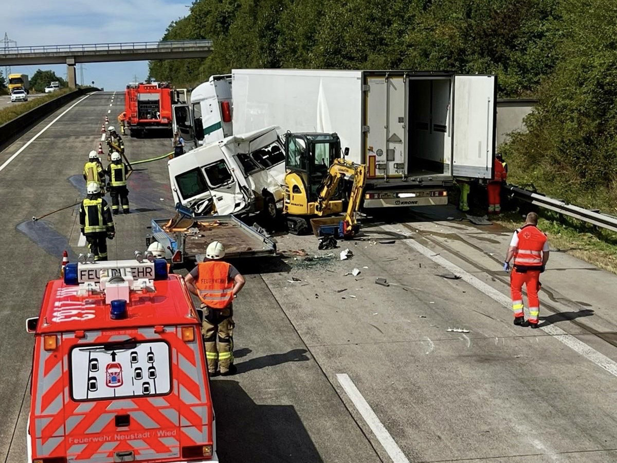 Unfall zwischen einem LKW und einem Transporter am Montagmittag auf der A3. Foto: Feuerwehr VG Asbach