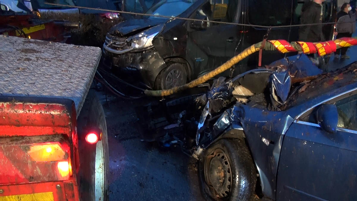 Acht Fahrzeuge an Unfall mit Holztransporter beteiligt - hoher Sachschaden