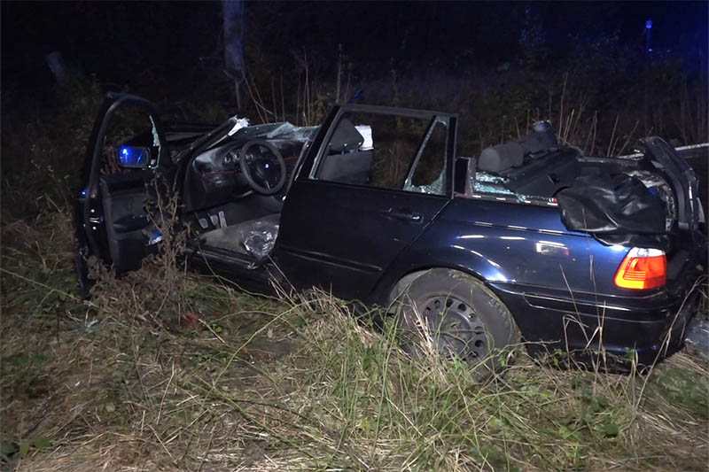 Junger BMW-Fahrer rast ber Stopp-Schild  Unfall mit drei Schwerverletzten 