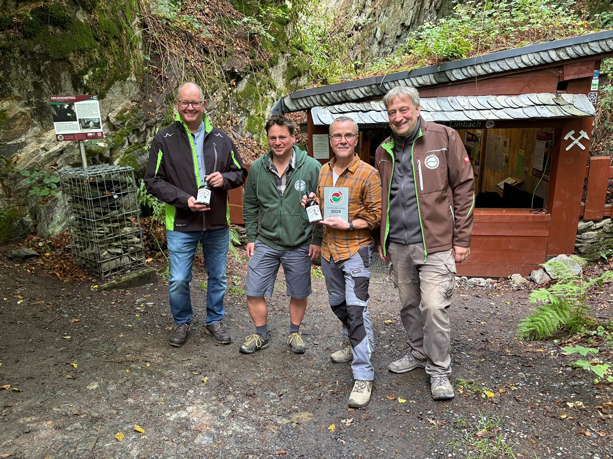 Vl. Limbacher Ortsbürgermeister Manfred Brenner, Geopark-Fotograf Jan Bosch, 1. Vorsitzender des Kultur- und Verkehrsvereins Martin Schüler sowie Dipl.-Geogr. Michael Volkwein. Fotos: RESC