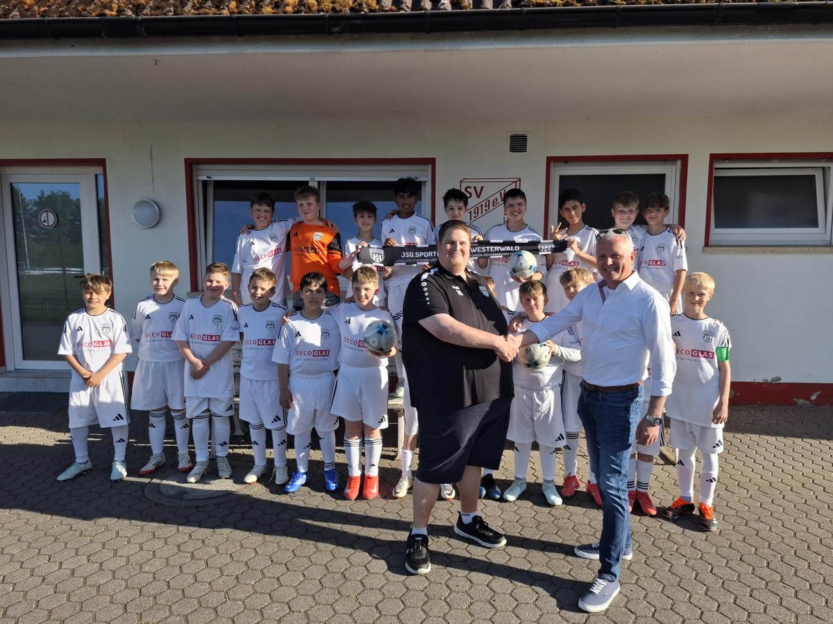 DECO GLAS GmbH sponsert neue Trikots fr die D-Jugend der JSG Sportfreunde Westerwald Horressen