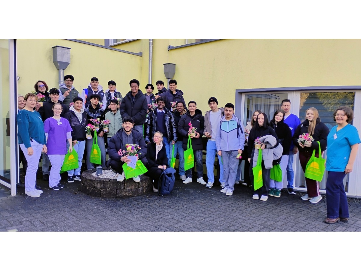 Sch�ler des BBS Wissen zu Besuch um Seniorenpflegehaus Sonnenhang in Mehren (Fotos: Burkhard Schneider)