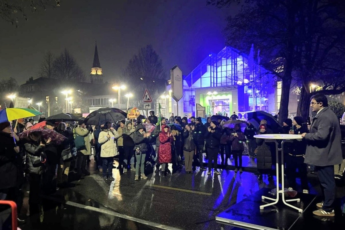 Demo am Neuwieder Heimathaus (Foto: Inge Rockefeller)
