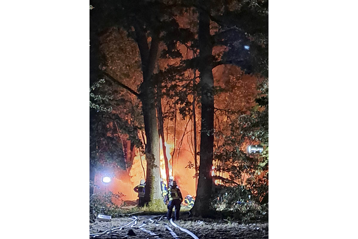 Der Brand eines gro�en Holzsto�es war weithin sichtbar. Foto: Feuerwehr Neuwied