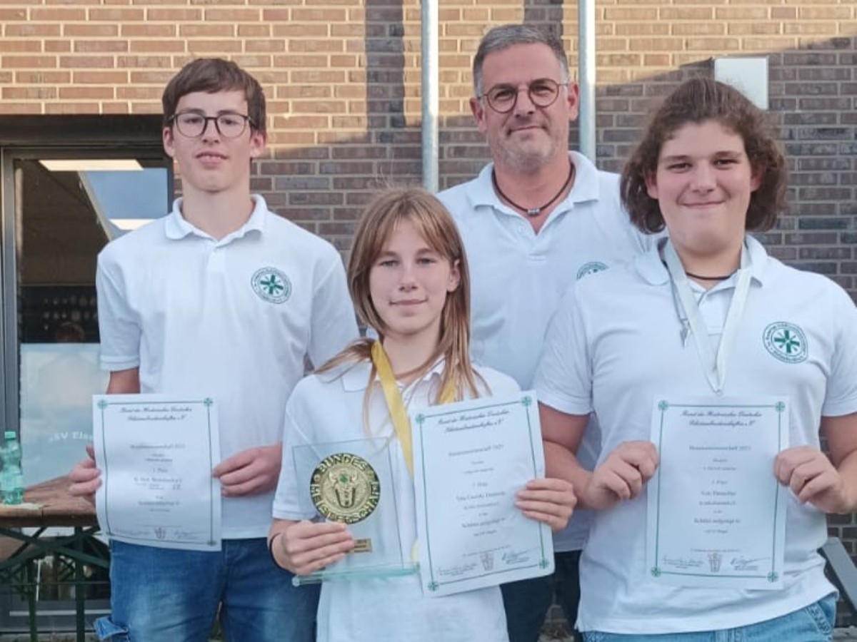Tom Patzschke, Sina Graziola und Marian Voigt gelang der Gesamtsieg als Schlermannschaft bei der Bundesmeisterschaft in Merzenich (Foto: St. Hubertus Schtzenbruderschaft Steinshardt)