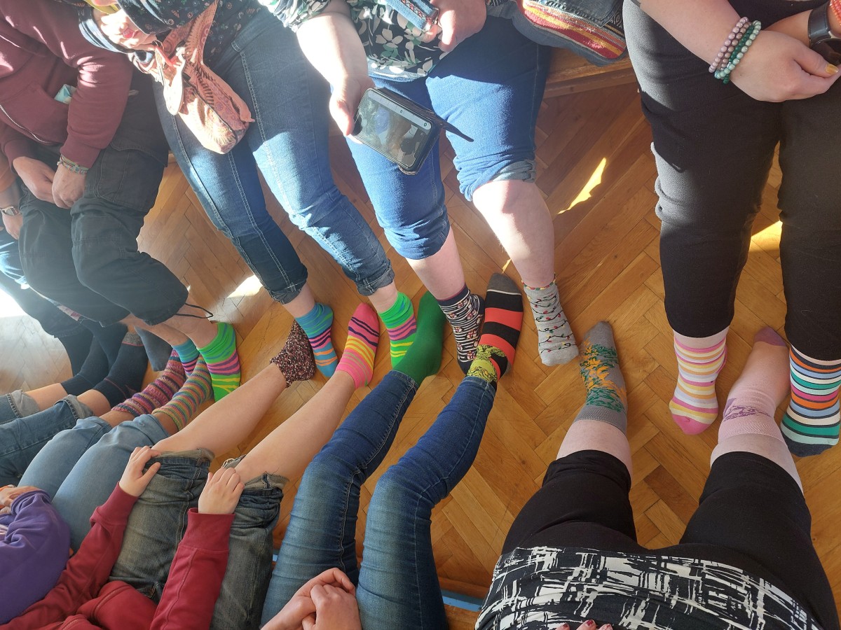 Bunte Socken zum Welt-Down-Syndrom-Tag (Foto: Gerlinde R�der)
