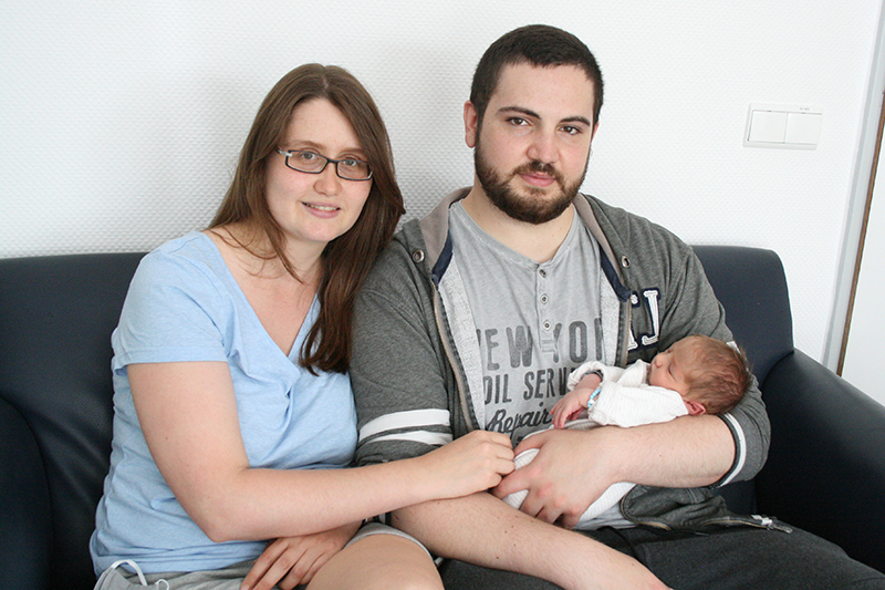 Aeneas kam in diesem Jahr Ende Juli als 1.000stes Baby im Marienhaus Klinikum St. Elisabeth zur Welt. ber die glckliche Geburt ihres ersten Kindes freuen sich die Eltern Kirsten Hillenbrand und Erol Balkan. Foto: Andrea Schulze