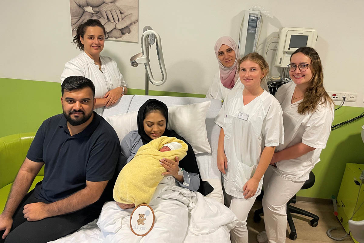 Freude �ber die 1.000. Geburt des Jahres: Der kleine Aryan kam am 12. August 2026 im Marienhaus Klinikum St. Elisabeth Neuwied zur Welt. Foto: Sabine Sch�tze