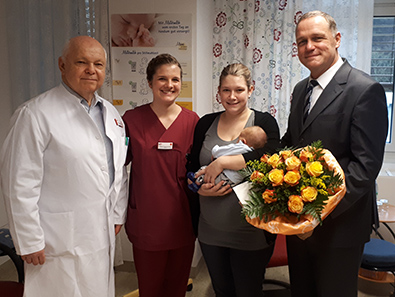 Foto von links: Oberarzt Kossakowski, Hebamme Marie Buchen, Mutter Joanna Sttzel mit Baby Nino und der kaufmnnische Direktor Joachim Krekel. Foto: DRK Klinik