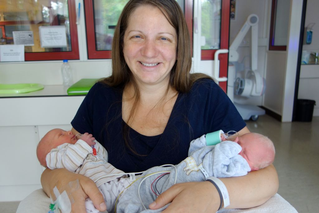 Das erste Foto: die frischgebackene Mama mit ihren Jungs. Foto: privat