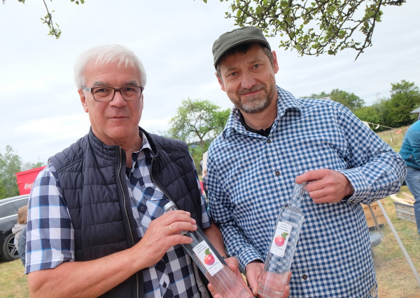 Ortsbrgermeister Hubert Becher (links) und Volker Hain, der seinen Katzwinkler Plantagenbrand Jubilumsausgabe vorstellte. (Foto: KathaBe)