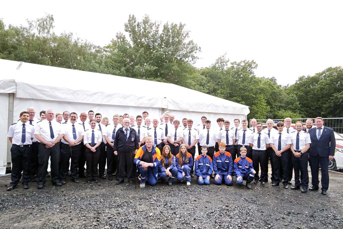 Der L�schzug (L�scheinheit) mit Jugend und VG-B�rgermeister (rechts) und Wehrleiter (zweiter von rechts) (Fotos: kk�)