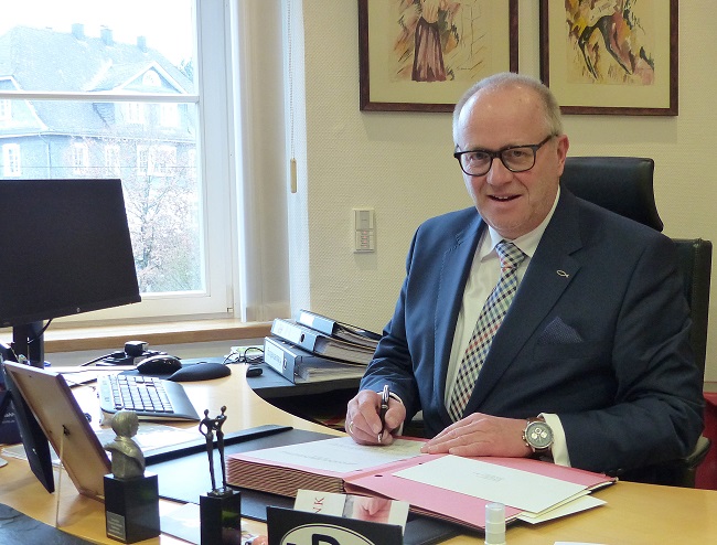 Schon fest verwurzelt nach rund drei Monaten ist Landrat Dr. Peter Enders an seinem Schreibtisch im Altenkirchener Kreishaus. (Foto: privat)