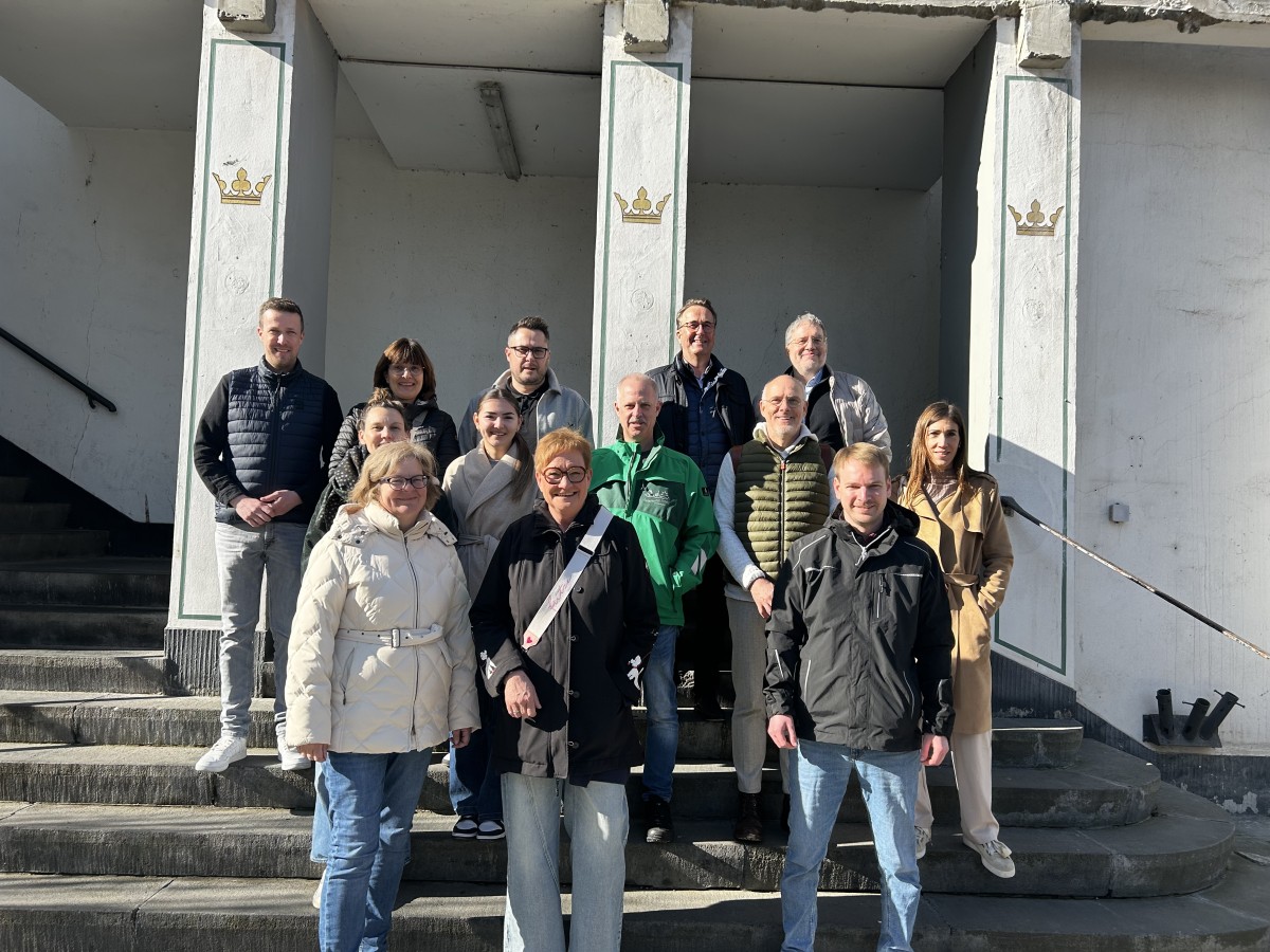 Beim j�ngsten Touristiker-Treffen vereint vor Ort (von links): Florian Fark, Irmgard Schr�er, Thomas Fischer, J�rg Germandi, J�rg Hohenadl, Katrin Hoffmann, Nadja Siemens, Michael F�hrer, Oliver Bremm, Vanessa Selent, Simone Schwamborn, Simone Osteroth und Fabian Kochmann. (Foto: Anja Aarenz / WFG Neuwied)