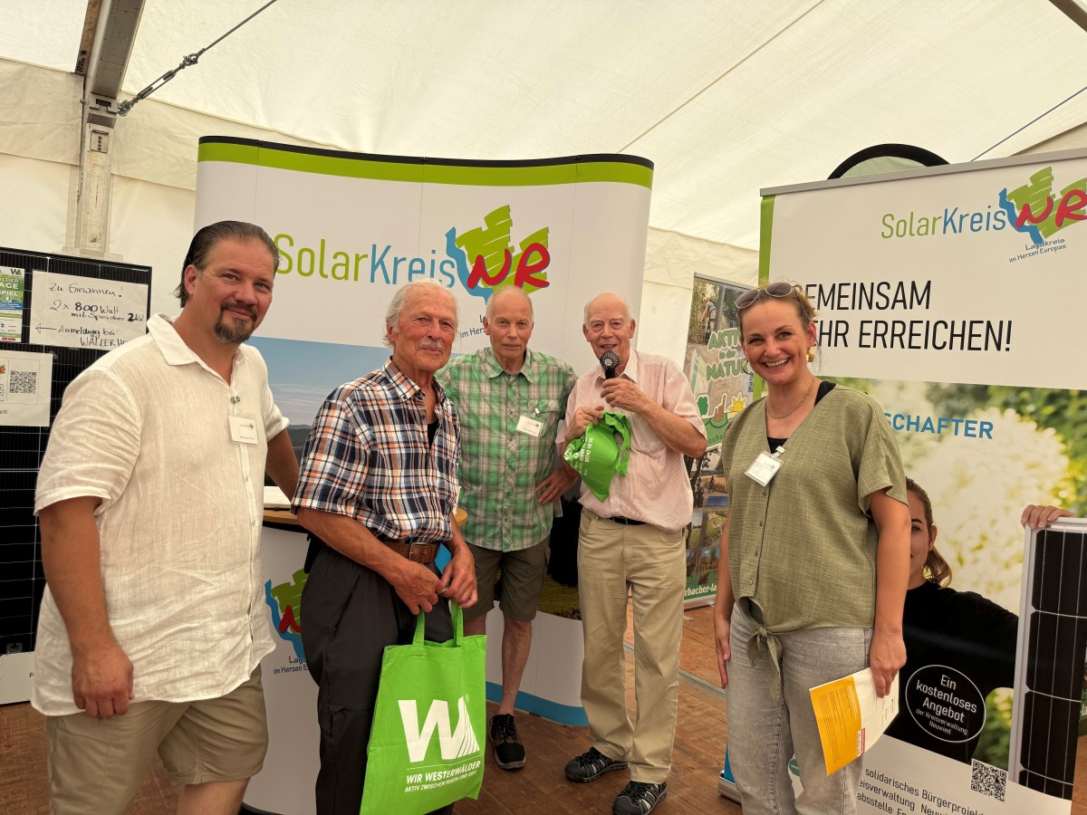 Kreis-Klimaschutzmanagerin Janine Sieben und ihre Solarbotschafter
warben bei den Westerwlder Holztagen engagiert fr die Nutzung regenerativer Energien. Foto: Martin Boden / Kreisverwaltung Neuwied