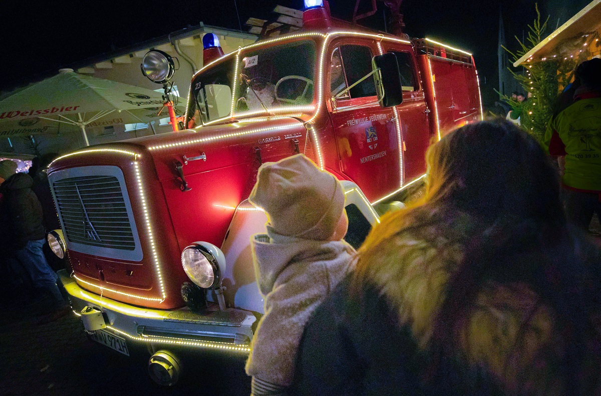Ein Highlight des Nentershuser Weihnachtsmarktes 2023: Der Besuch von Nikolaus und Knecht Ruprecht mit dem historischen Feuerwehr-Oldtimer. (Foto: Andreas Egenolf)
