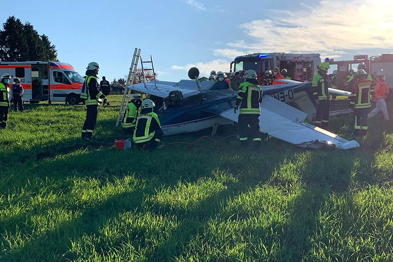 Ein einmotoriges Sportflugzeug musste notlanden und berschlug sich. Foto: Feuerwehr Montabaur